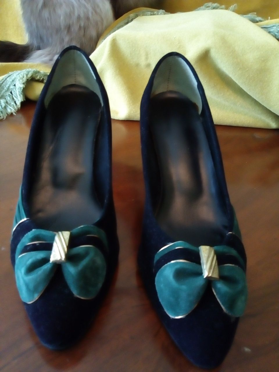 Pantofi noi, eleganți,din catifea neagra