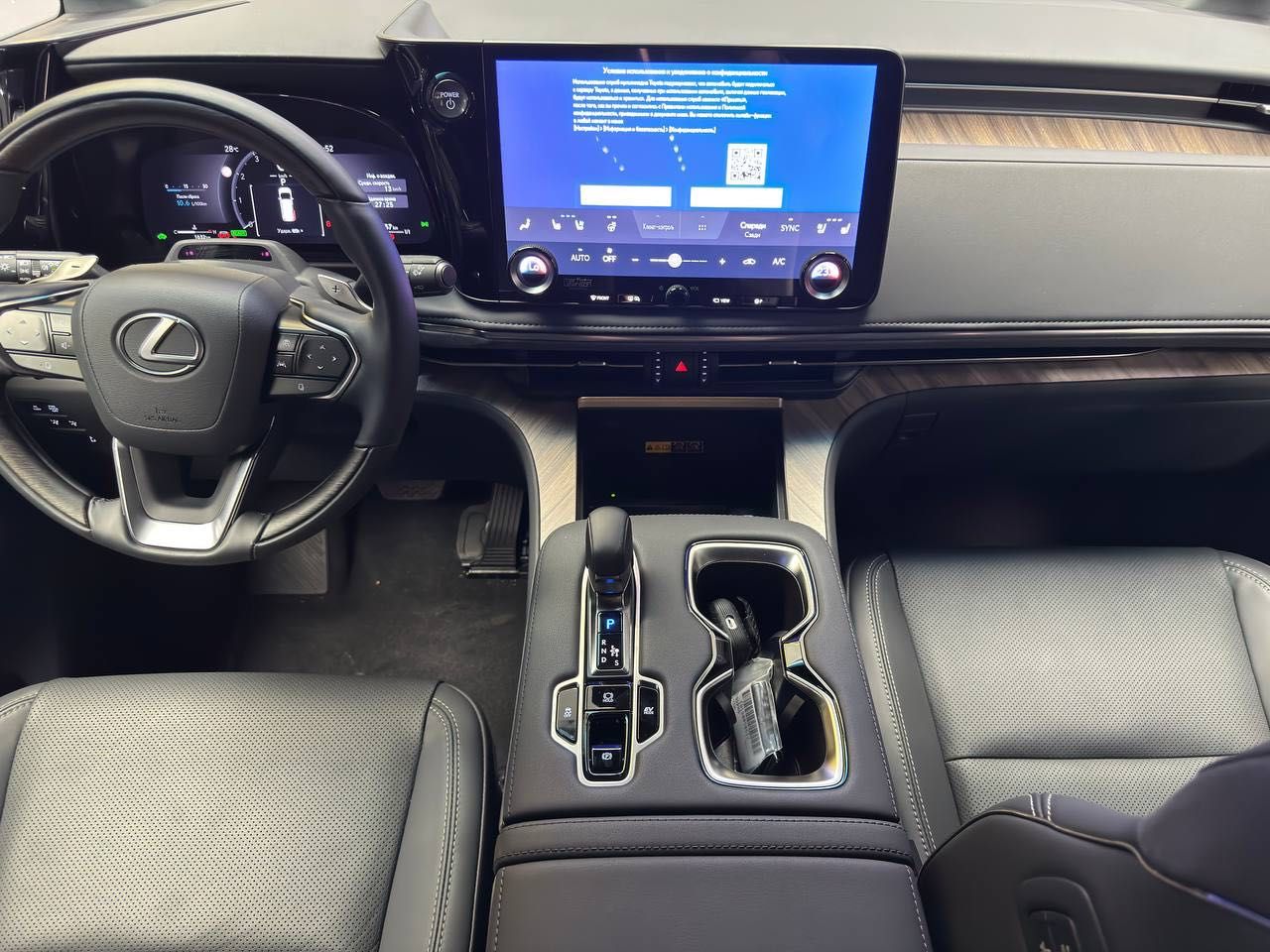 Продается абсолютно новый Lexus LM350h AWD