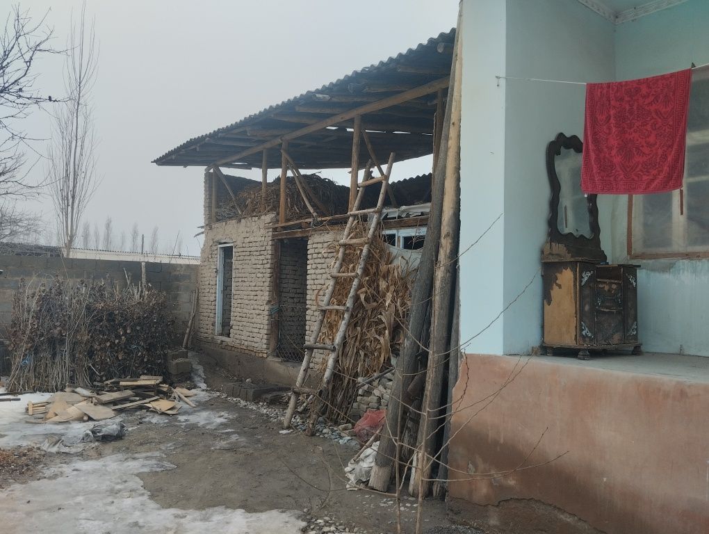Hovli uy sotiladi