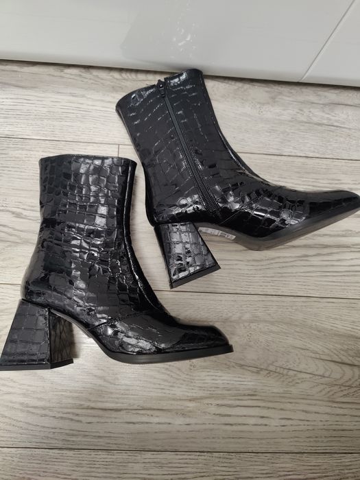 Botine piele naturala lăcuită