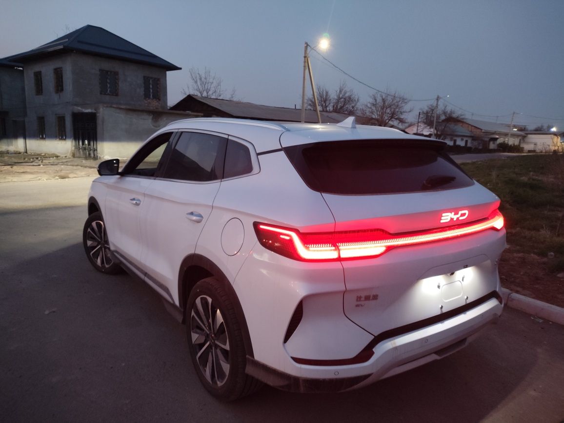 BYD Song Plus Champion EV 605 белого цвета 2025 рейстайлинг