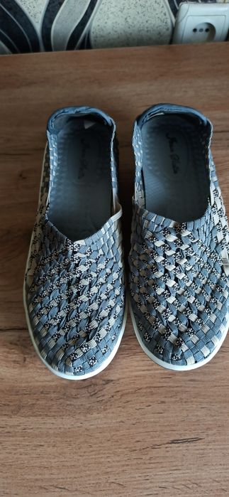 Продам женские босоножки резинки