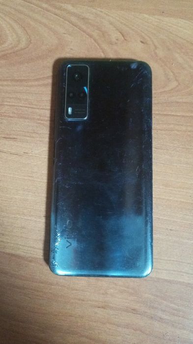 Телефон рабочий но сильно побитый, полосы и потеки