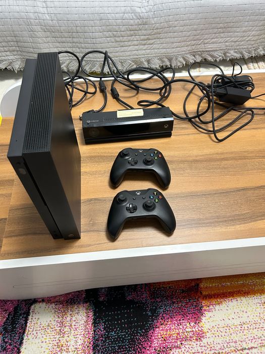 Xbox one series x 1TB cu 2 controllere + kineckt