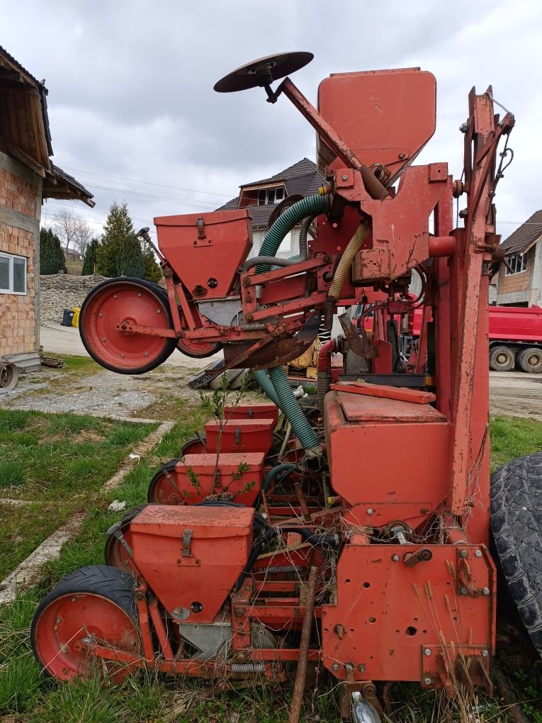 Vând mașina de semănat  porumb