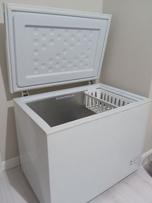 Продам морозильник, вместимый.Один согым влезит. 250литра.