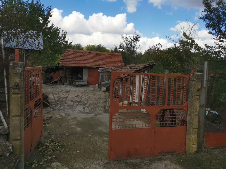 Продавам къща в село Пелишат, Плевенско