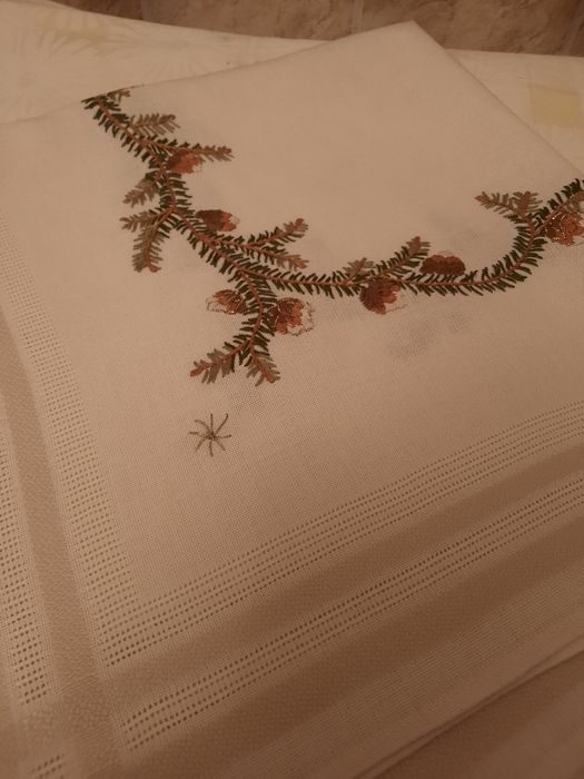 Fata de masa de sărbători cusuta manual cu conuri și ramuri de brad