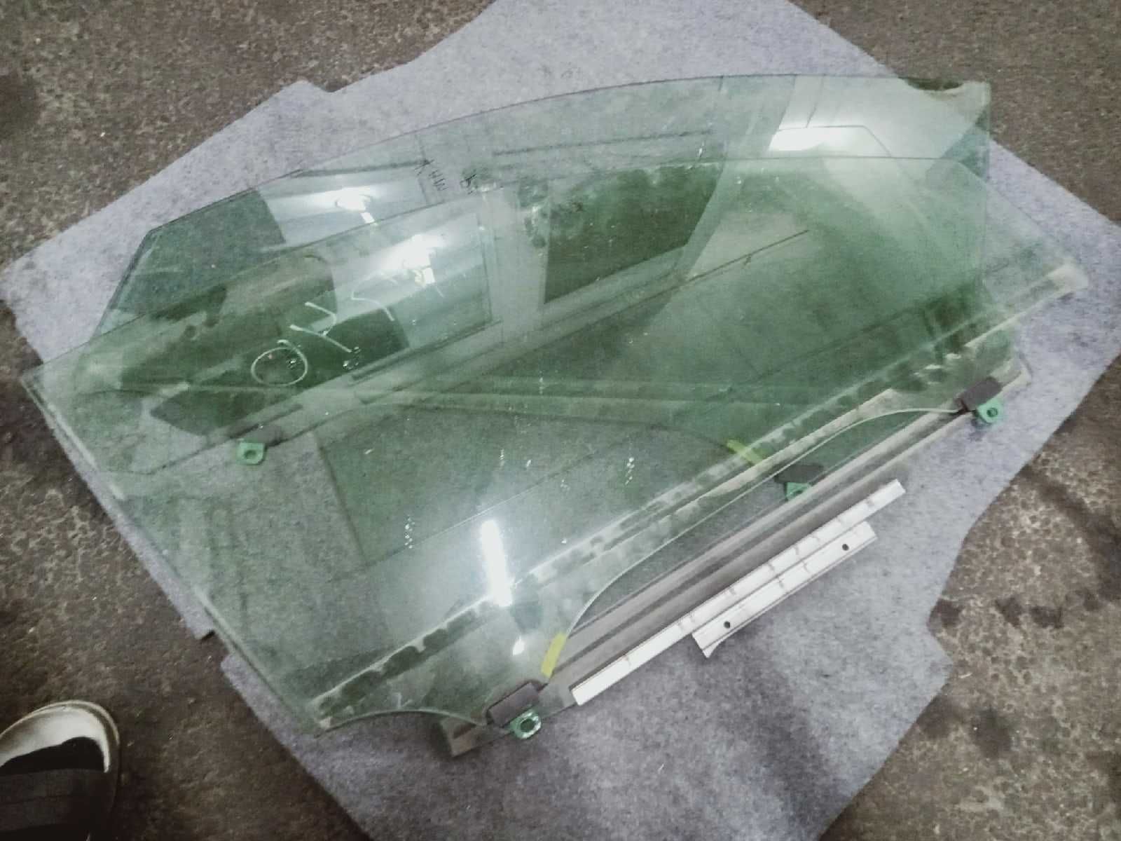 Продам, оригинальное стекло на Toyota Camry 40, задние и передние