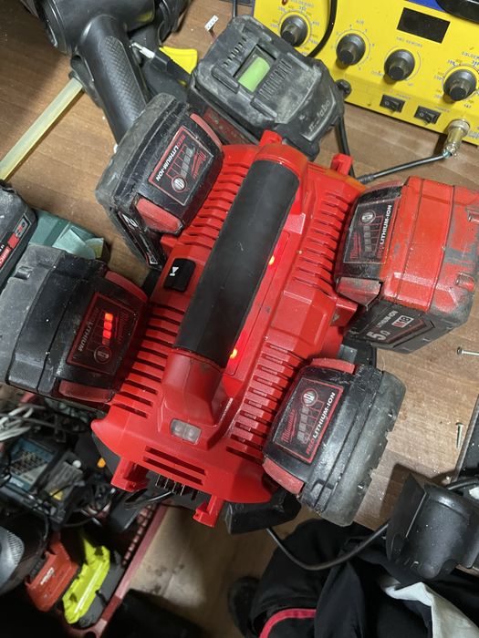 Baterii milwaukee si incarcator 6 porturi