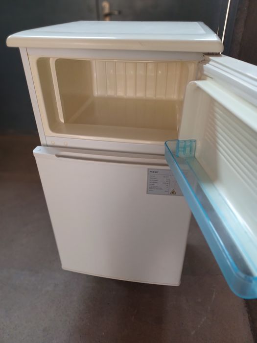 Халадильник 2Х камерный AWIST новый в отличном состояние