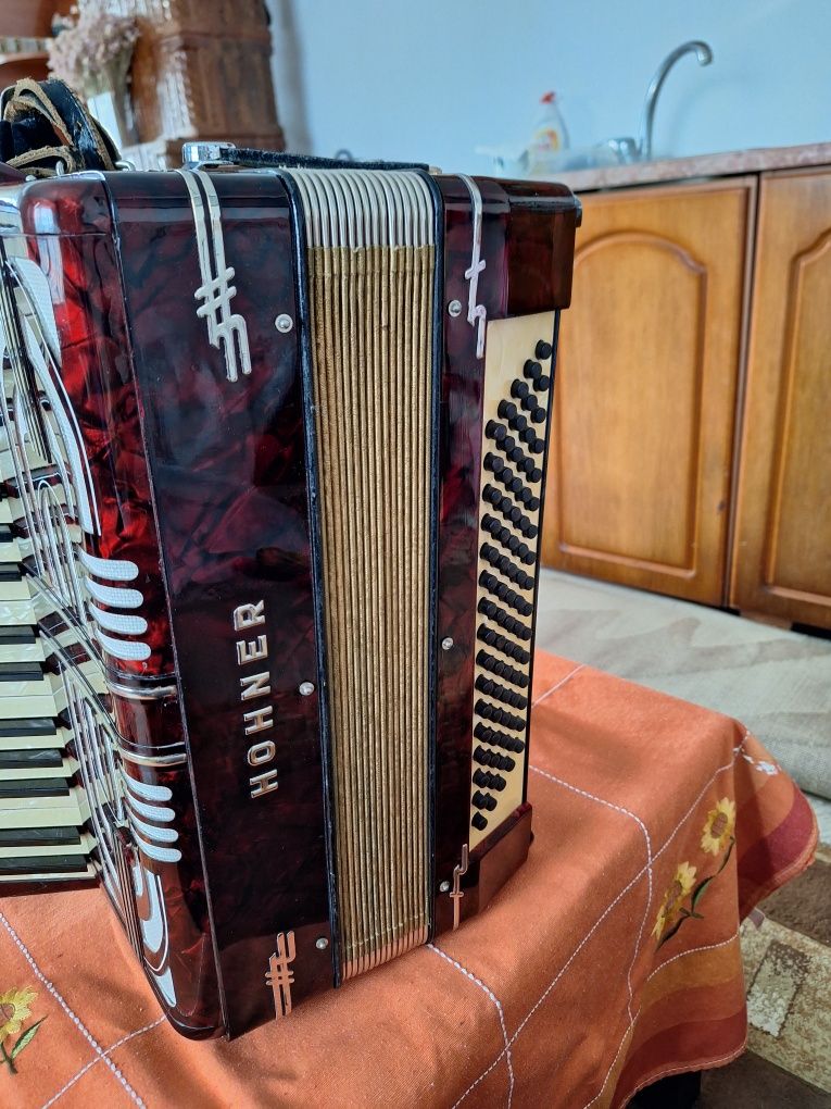 Vând acordeon  hohner  Verdi 2 80  basi  Acordat 8.80 Model Potcoava
