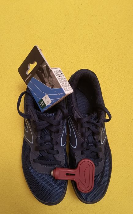 Спортни шпайкове номер 37 с подарък