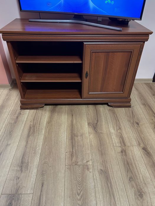 Здравейте. Продаваме TV шкаф (без телевизора).