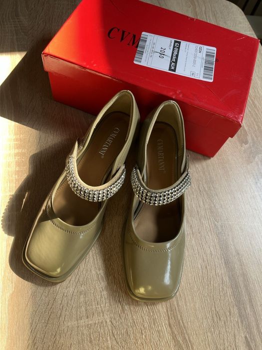 Туфли 37.5-38. Новые. Заказывали на Ozon, размер не подошёл. Удобные.