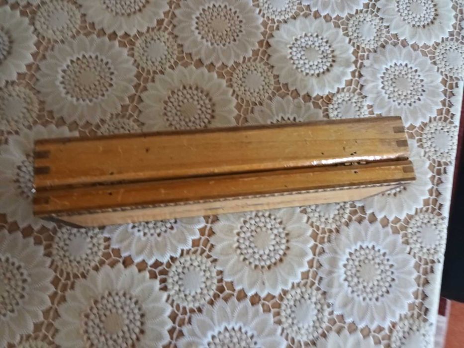 Дървен, лакиран и пирографиран пинал