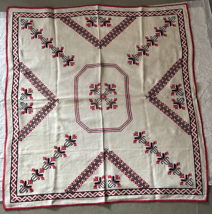 Fata de masa cusuta manual