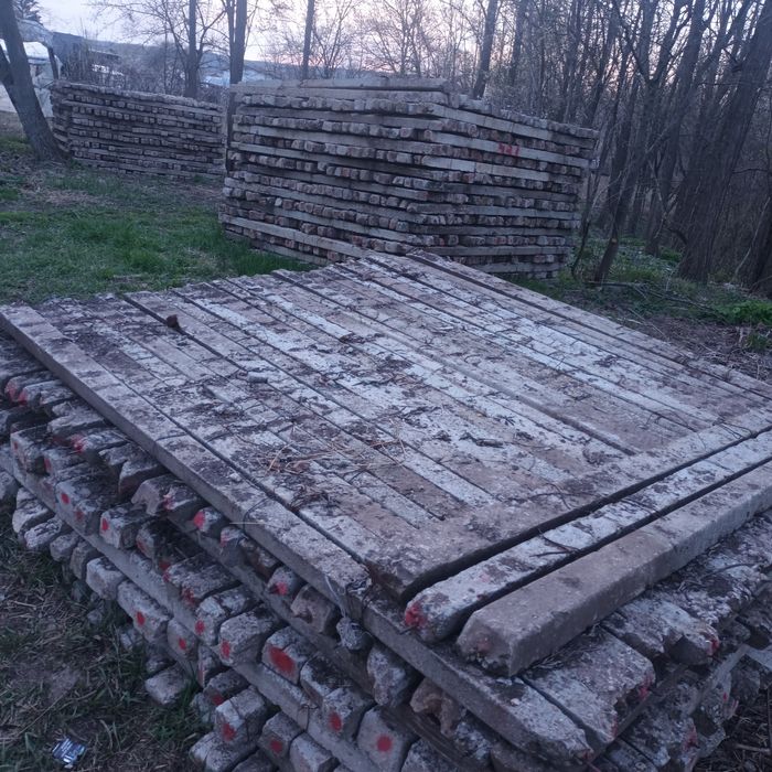 Spalieri din defrișări an stare foarte bună depozitați la 10 km de plo