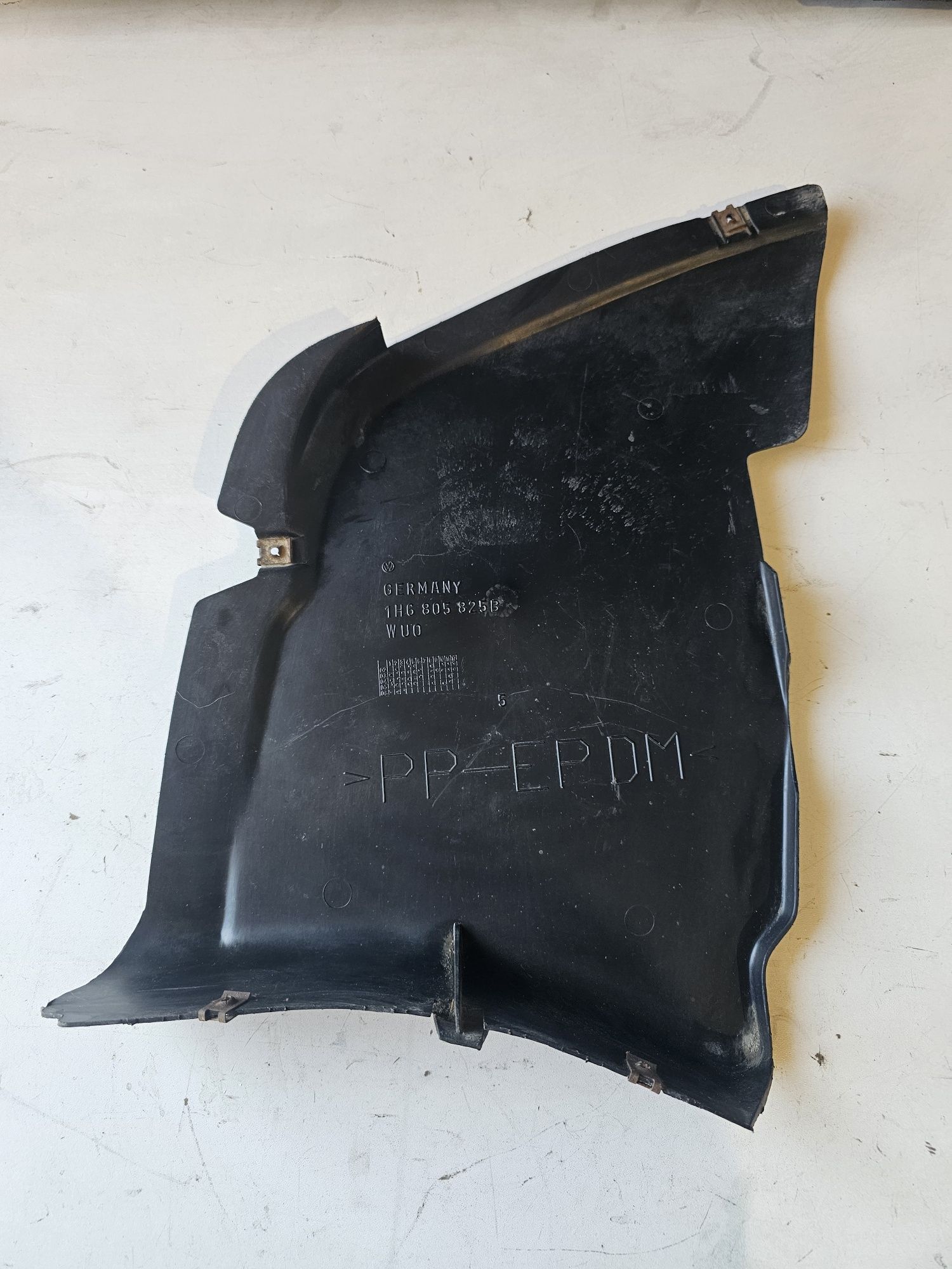 Scut stanga fata original Volkswagen Golf 3 / Vento

Stare buna

Cod O