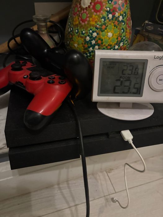 Vând Ps 4 de 1tb cu manete și jocuri