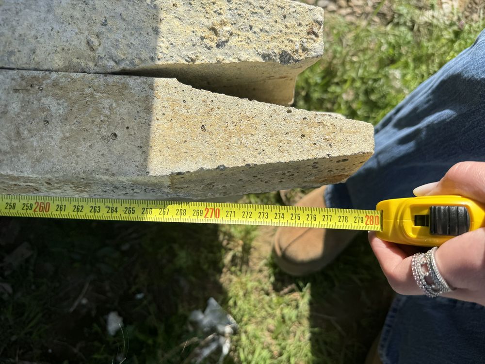 Stalpi de beton cu gauri pentru gard, zmeura etc