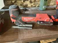 fierastrau pendular milwaukee cu incarcator si acumulator de 2ah