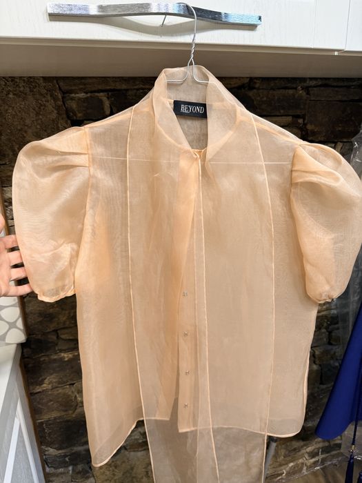 Елегантна прозрачна риза BEYOND цвят праскова с панделка