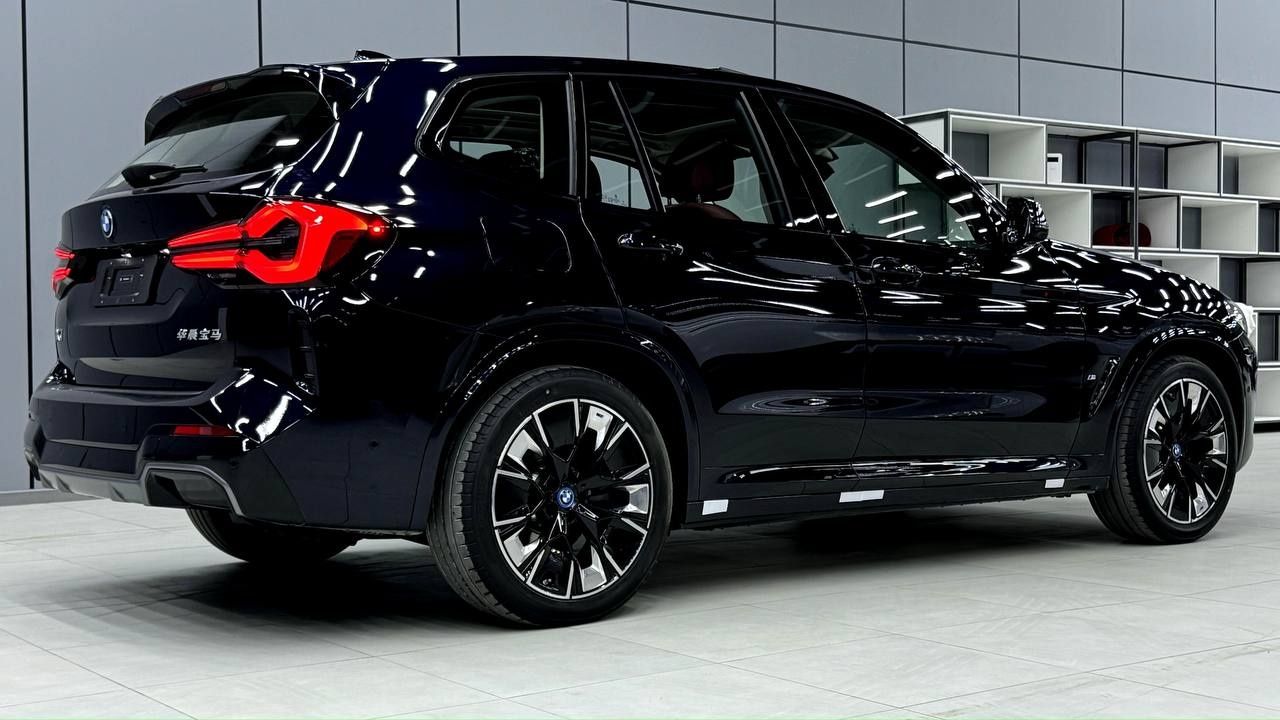 BMW iX3. EV. 2025.