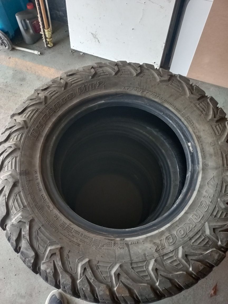 Грязевые шины, в отличном состояние. R 16 225/75