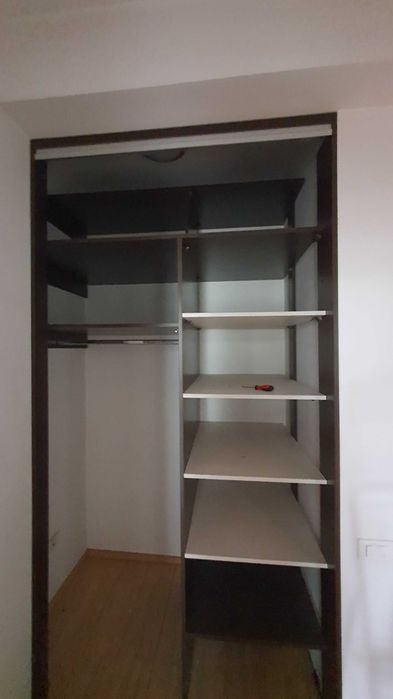 Dulap in perete cu usi glisante