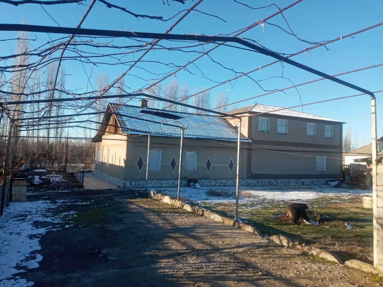 Уй жой сотилади 
25 соток ер
Газ свет сув хаммаси бор 
Канализация бор