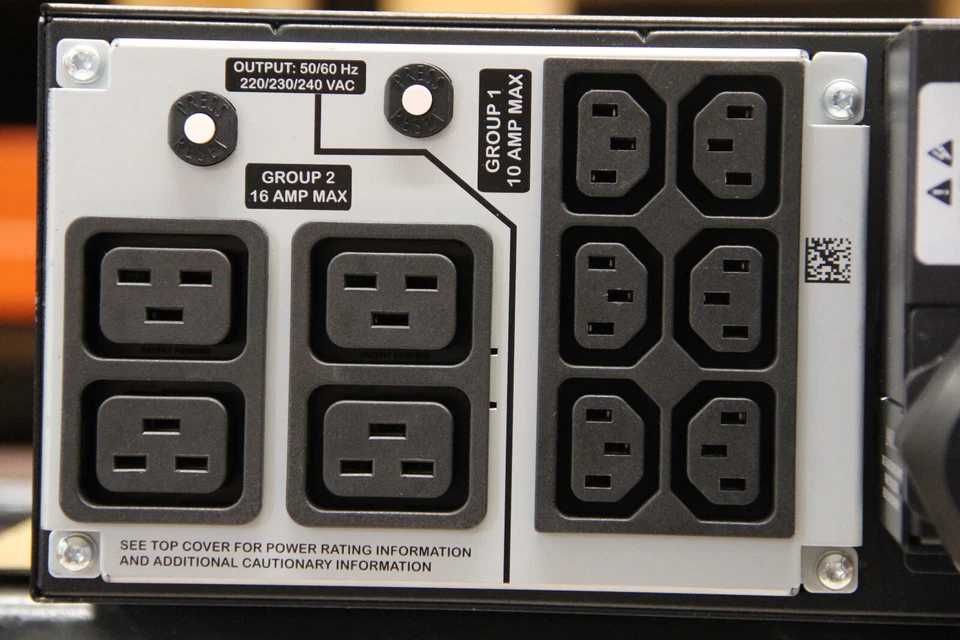 APC UPS SRT5KRMXLI 4500 W 5000 VA stare perfecta, acumulatori noi