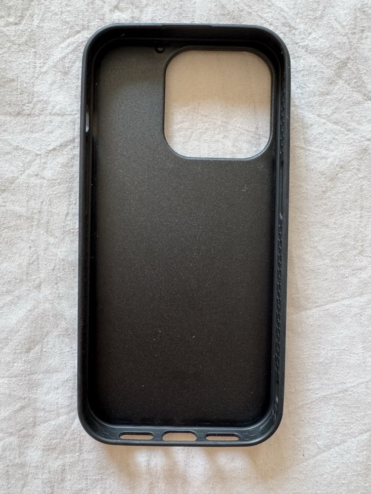 Guess кейс за Iphone 15 pro черен с пайети