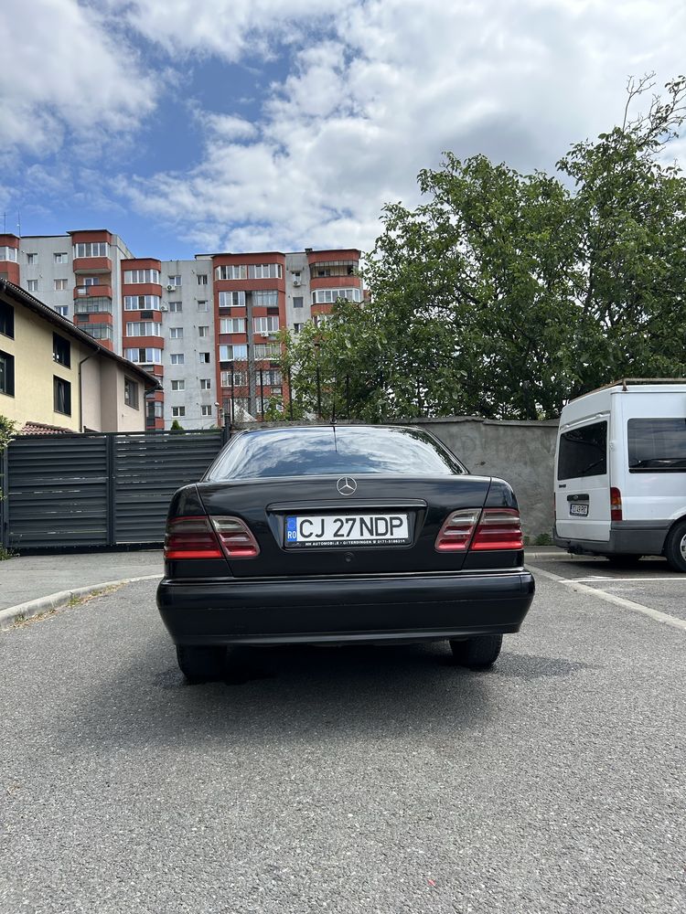 Vând Mercedes-Benz E 200 CDI