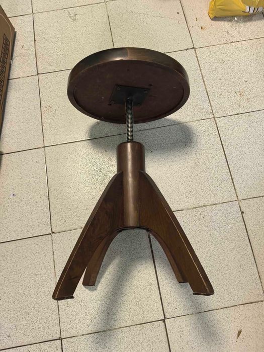 Винтидж стол за пиано