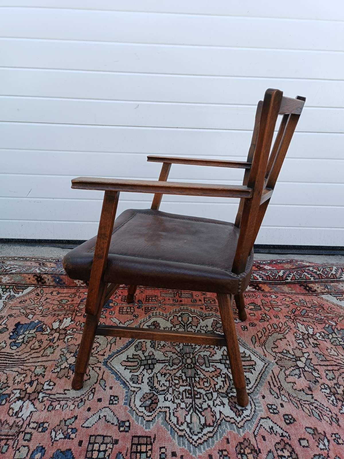 Старинно кресло за бюро с интересен дизайн. Естествена кожа седалка
