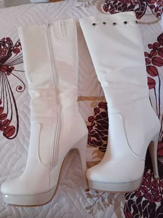 Vând cizme elegante albe