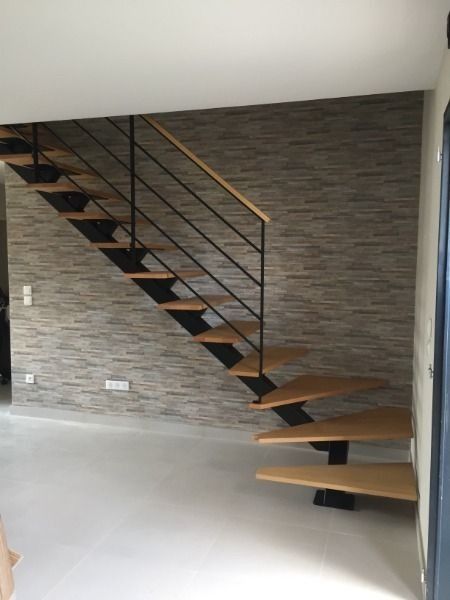 Realizăm: Scări metalice pe un vang central