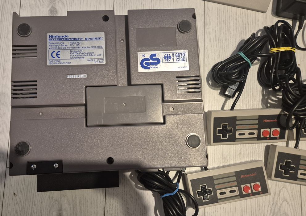 Nintendo NES plus 4 manete originale plus 2 jocuri