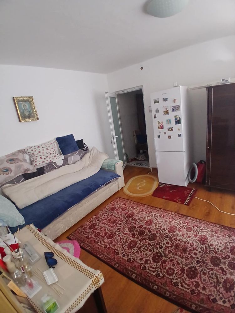 Vând apartament cu 2 camere,hol,bucatarie,baie,balcon