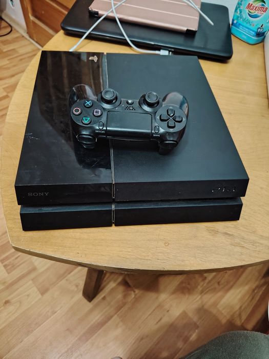 PS 4 in stare impecabila dețin și o consola la el