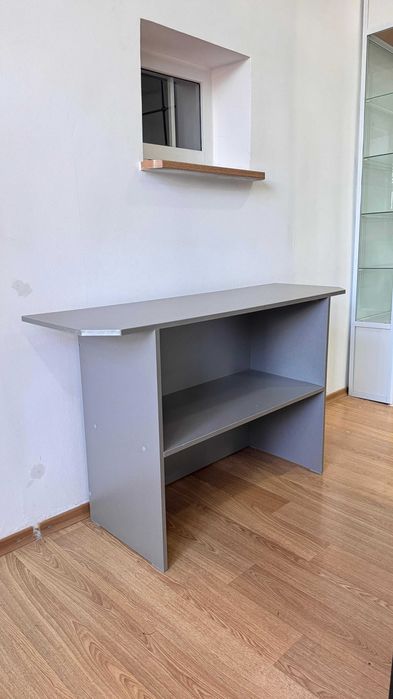 Продам стол серый и рабочие офисные современного стиля