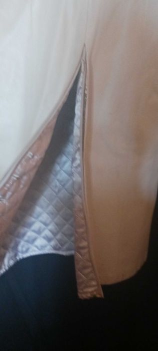 Бяло кожено манто