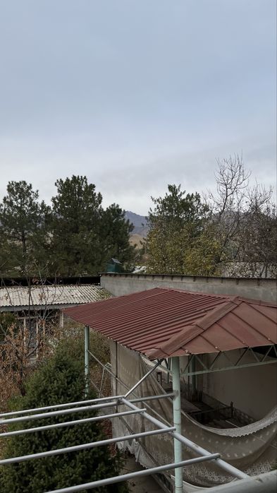 Дача находиться в дачном поселке в горах