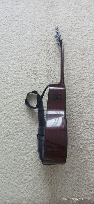 Vând chitara acoustica
