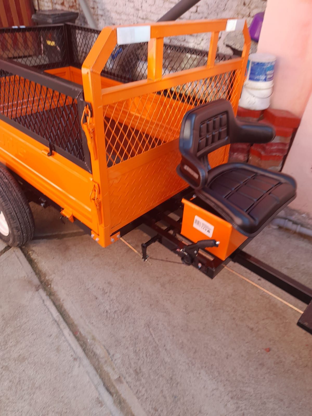 Vând motocultor cu remorca