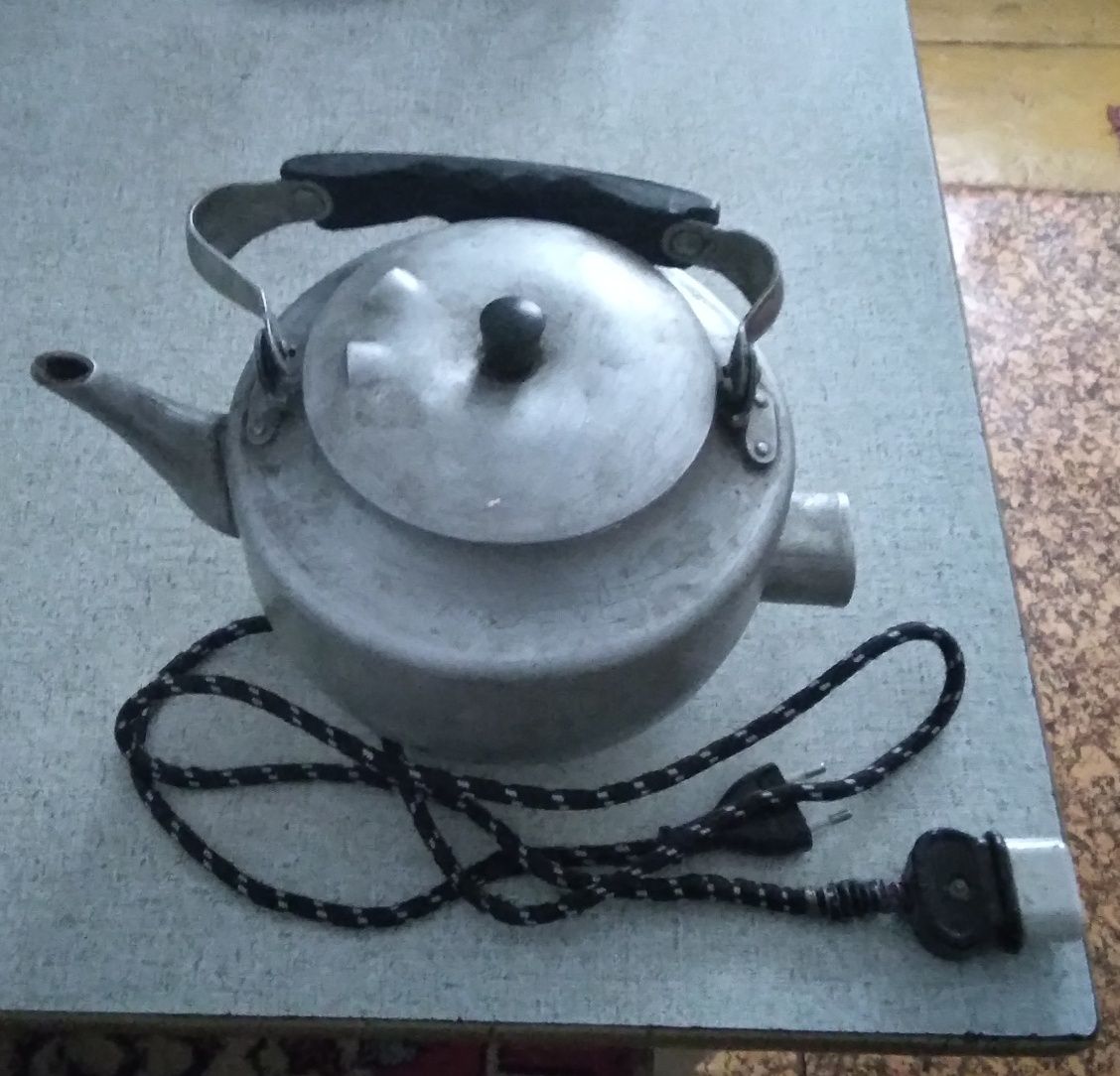 Чайник электрический советский в рабочем состоянии продам