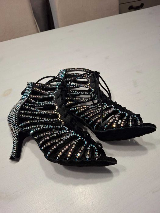 Ghetute/Pantofi dans noi marimea 37, talpa de dans toc 7 cm.