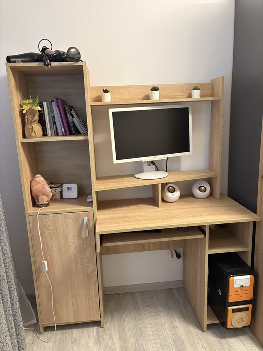 Birou compact din lemn cu spații de depozitare