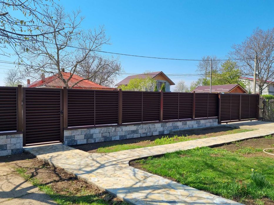 Porti si garduri metalice tip jaluzea Maro Ral 8017